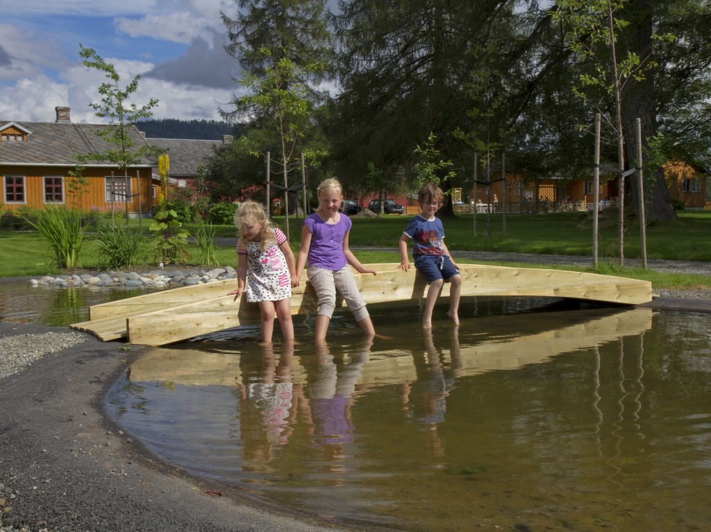 Brua og dammen i hagen er populært for barna