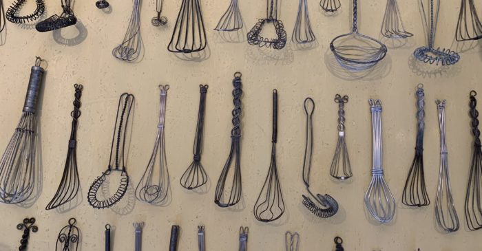 Utstillingen "De reisendes håndverk" viser visper og kniver fra en trøndersk privatsamling. Alle gjenstandene er laget av reisende folk, og gir et lite innblikk i en kultur som for mange er fremmed.
